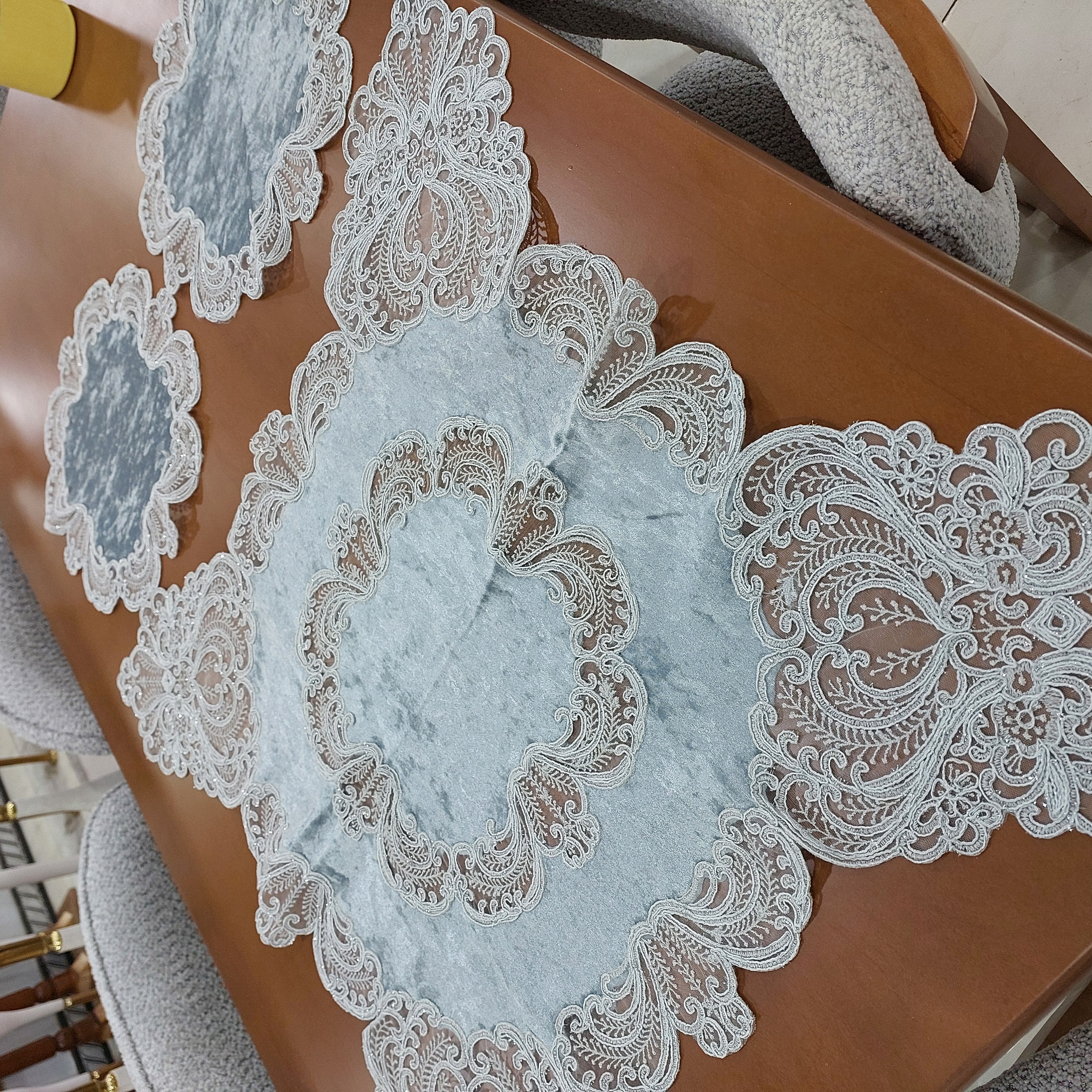 رومیزی ۳ تیکه مربع مخمل دانتل ترک مدل کرال